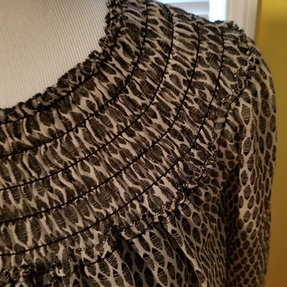 Super cute mid sleeve blouse.
